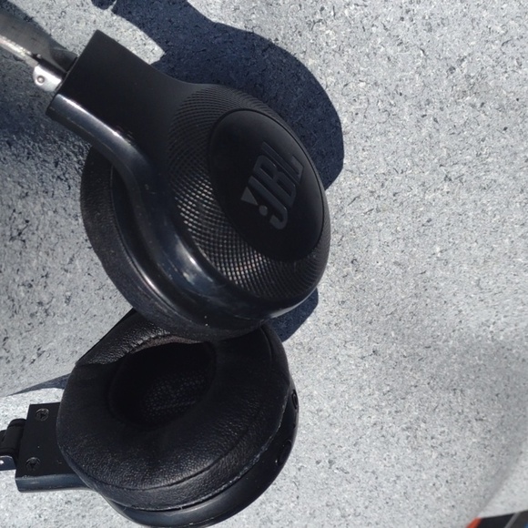 JBL Black Wireless Headphones - Picture 2 of 2